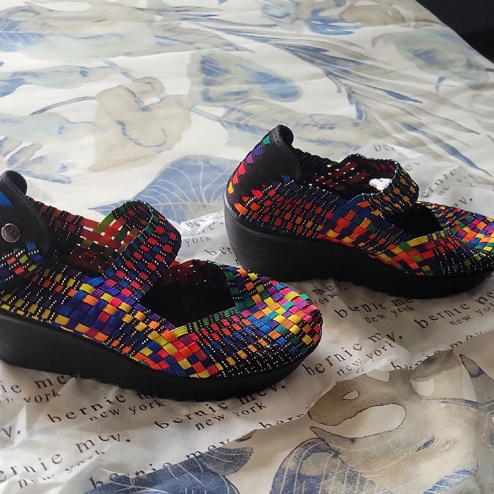 bernie mev. Women's Colorful Woven Wedges 40 NWOT